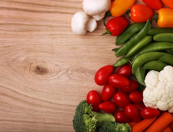 Verduras orgánicas saludables en un fondo de madera . — Foto de Stock