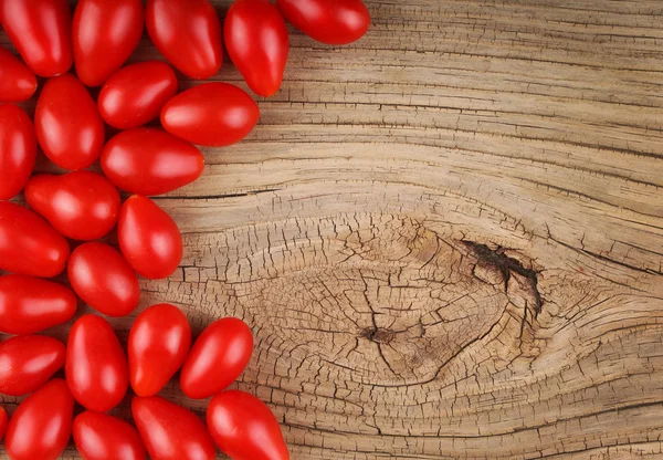 Druva tomater på trä bakgrund, med utrymme för text — Stockfoto