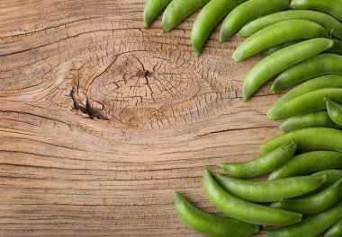 taze yeşil bezelye ahşap zemin üzerinde