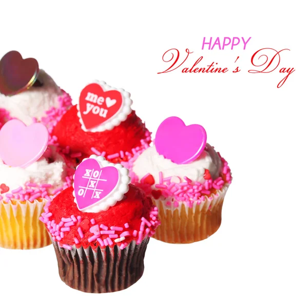 Cupcakes con corazones de San Valentín en la parte superior, aislado en blanco — Foto de Stock