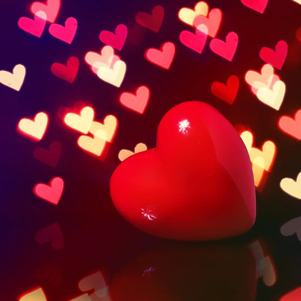 Valentine červené srdce nad bokeh v temnu. valentinky den karta — Stock fotografie