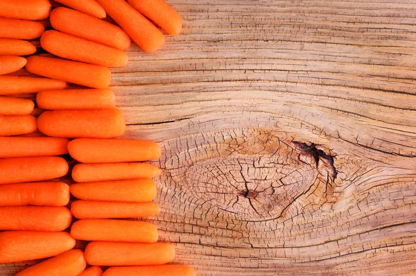 Carote fresche biologiche per bambini carote su sfondo di legno — Foto Stock