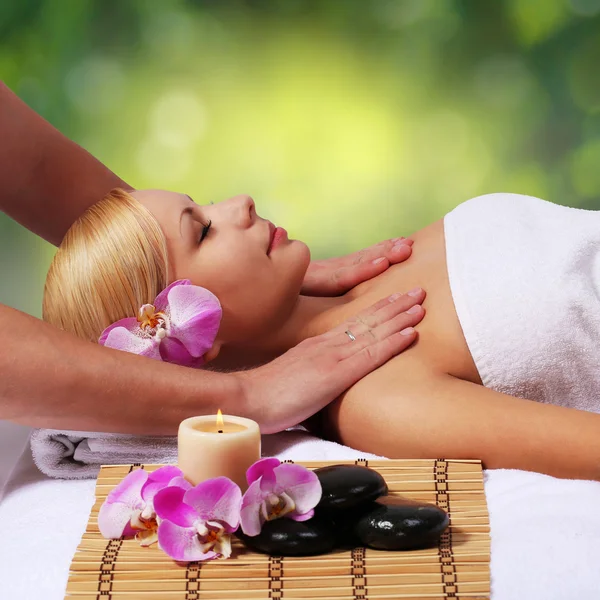Spa Massagem. bela loira mulher chegando corpo massagem — Fotografia de Stock