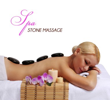 Spa taş masajı. güzel sarışın sıcak masaj taşlar