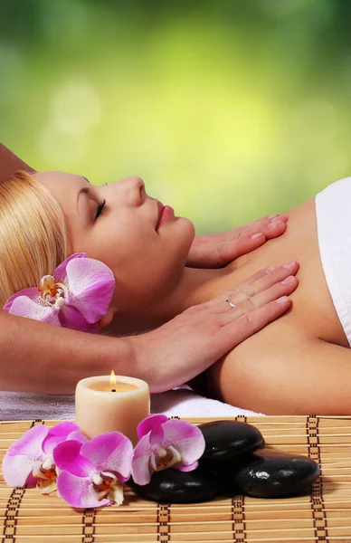 Spa Massage. Beautiful Blonde Woman Getting Body Massage. — Stock Photo, Image