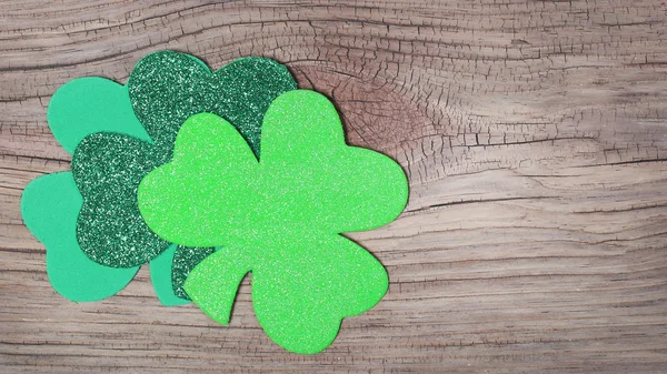 Shamrock över gamla trä bakgrund. glitter grön växt av släkten Trifolium. — Stockfoto