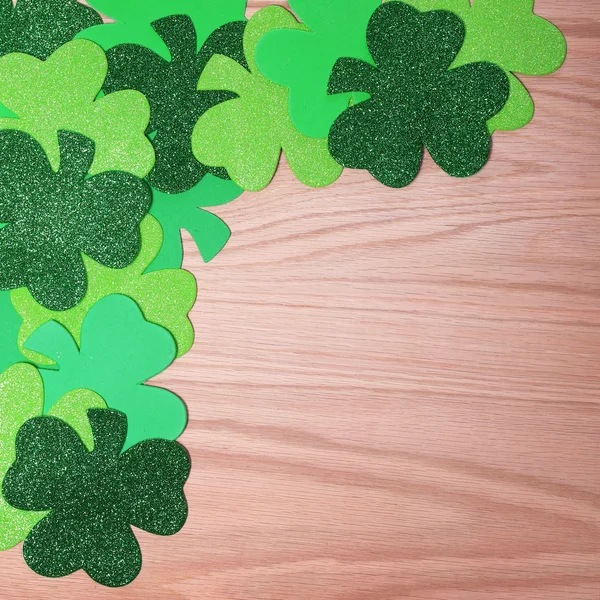 Shamrock hörnet gränsen över trä bakgrund. St. patrick's day. — Stockfoto