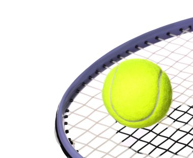 Tenis top ve raket beyaz zemin üzerine izole. portre