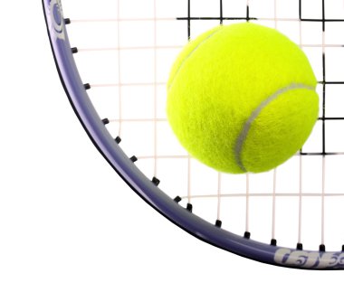 Tenis top ve raket beyaz zemin üzerine izole. portre