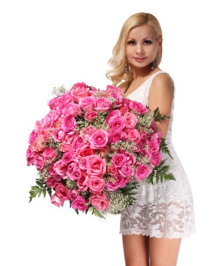 sarışın kız kocaman gül buketi. güzel bir genç kadın