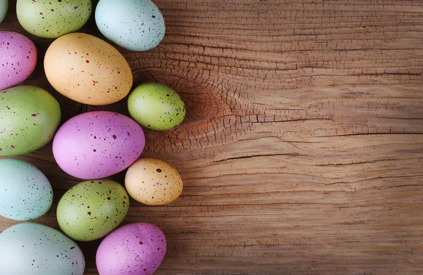 Ovos de Páscoa coloridos em fundo de madeira — Fotografia de Stock
