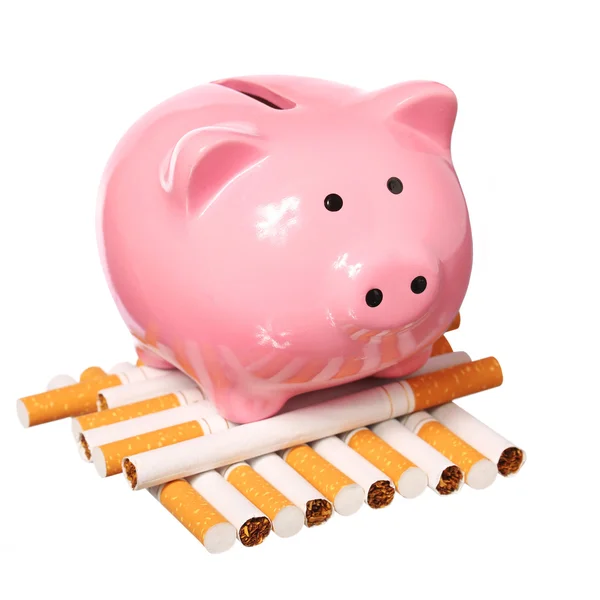 Spargris och cigaretter isolerade på vitt. begreppet besparingar — Stockfoto