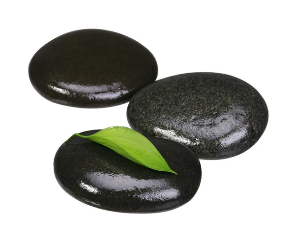 Zen-Kieselsteine. Wellness-Steine und grünes Blatt isoliert auf weiß — Stockfoto