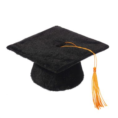 izole beyaz zemin üzerine siyah mezuniyet kap