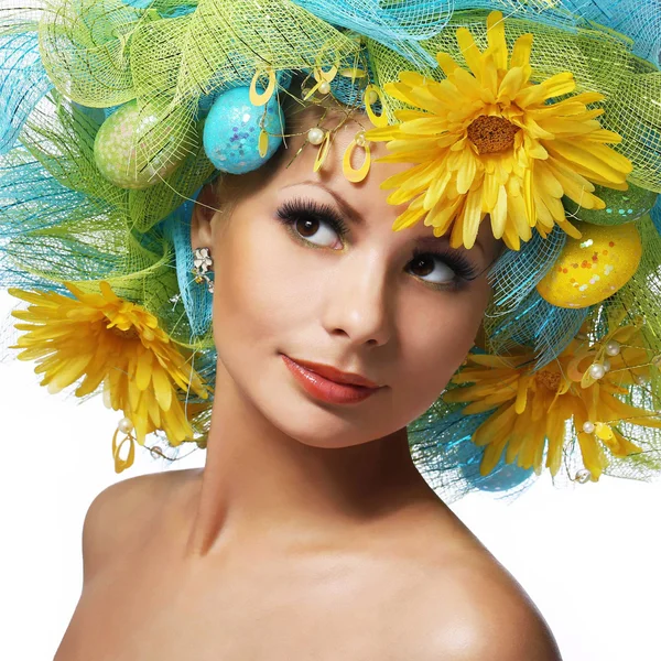 Spring Woman. Beautiful Girl with Easter Eggs and Yellow Daisy — Stock Photo, Image