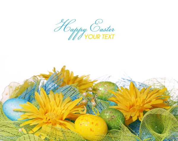 Gelbe Gänseblümchen mit Ostereiern vor weißem Hintergrund. Frühlingsdekoration — Stockfoto