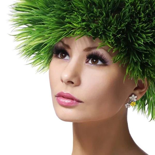 Mujer Primavera. Hermosa chica con pelo de hierba verde. Maquillaje de moda — Foto de Stock