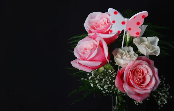 Strauß rosa Rosen auf schwarzem Hintergrund — Stockfoto