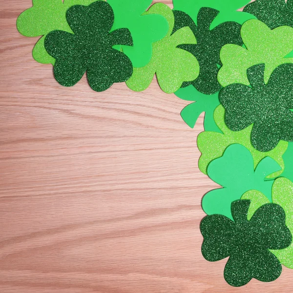 Shamrock hörnet gränsen över trä bakgrund. St. patrick's day. — Stockfoto