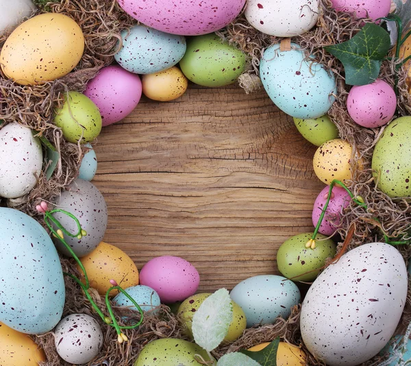 Ahşap arka plan üzerinde renkli Paskalya yortusu yumurta — Stok fotoğraf