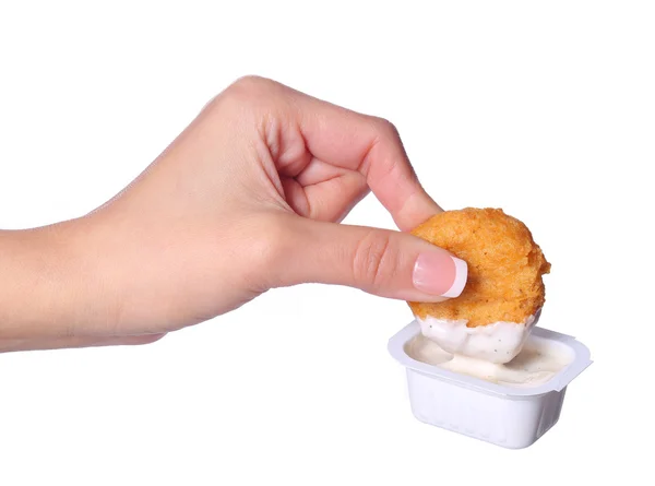 Kyckling nuggets i kvinnlig hand och mayo isolerad på vit — Stockfoto