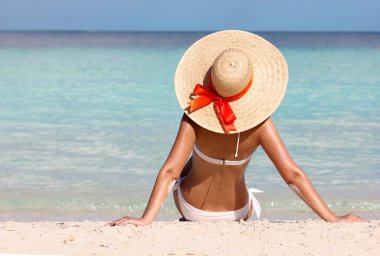 tropik sahil seksi kız. tatil. Güneş şapkası bronzlaşma kadında 