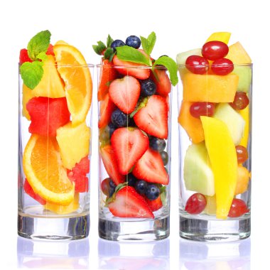 beyaz izole meyve kokteylleri. taze meyve parçaları