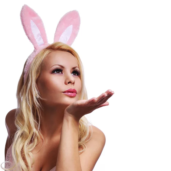 Sexy kobieta z bunny uszy dmuchanie pocałunek. uśmiechnięta blondynka Wielkanoc — Zdjęcie stockowe