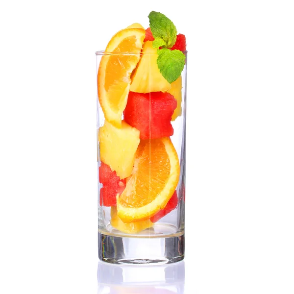 Cocktail di frutta isolato su bianco. Pezzi freschi di ananas — Foto Stock