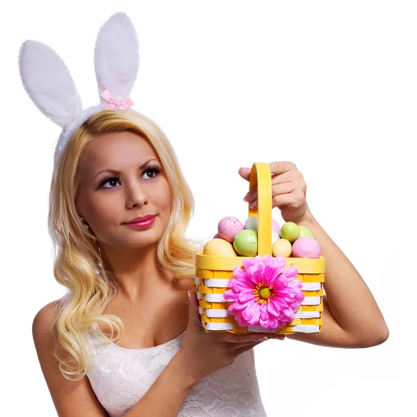 Chica rubia con cesta de Pascua aislado en blanco Imagen de archivo