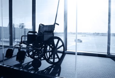 tekerlekli sandalye Servisi Havaalanı terminal içinde. pencere görünümü ile sunligh