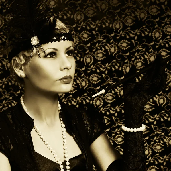 Retro Frau mit Zigarre. Porträt der Mode schöne Blondine. vi — Stockfoto