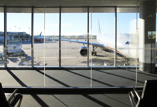 Vista desde la Terminal del Aeropuerto en Avión —  Fotos de Stock