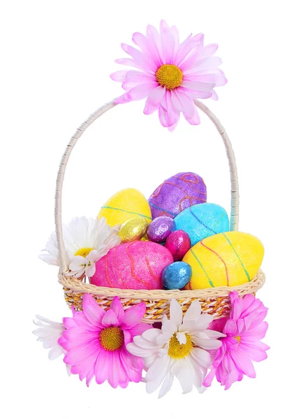 Osterkorb mit bunten Eiern und Kamillenblüten isoliert — Stockfoto