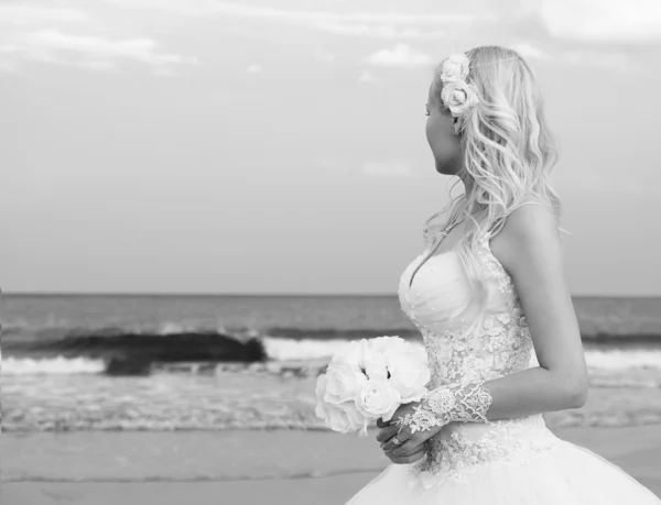 Novia en la playa. Mujer joven irreconocible en vestido de novia — Foto de Stock