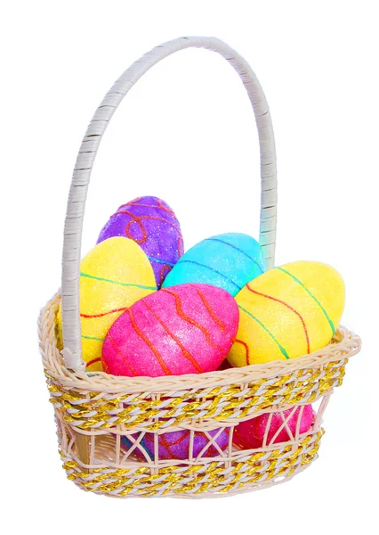 Cesta de Pascua con huevos de colores aislados — Foto de Stock