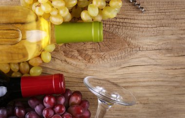 Kırmızı ve beyaz eski ahşap arka plan üzerinde şarap şişe.