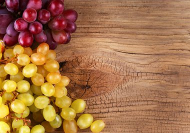 Ahşap arkaplanda üzümler