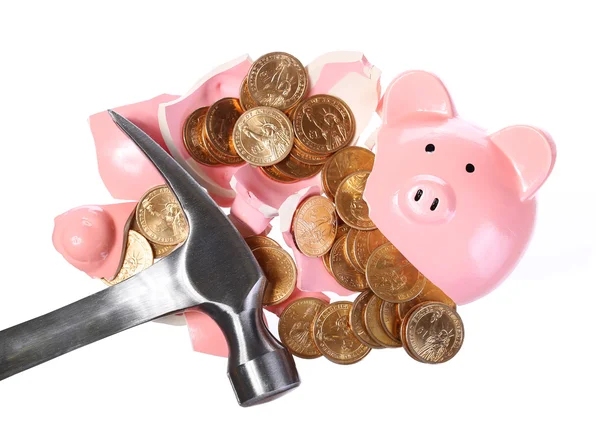 Kaputtes Sparschwein mit Goldmünzen und Hammer isoliert auf weiß. — Stockfoto