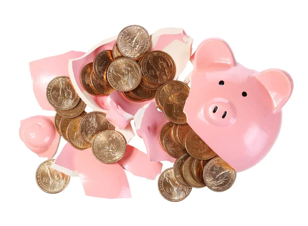 Kaputtes Sparschwein mit Goldmünzen auf weißem Grund. Geld — Stockfoto