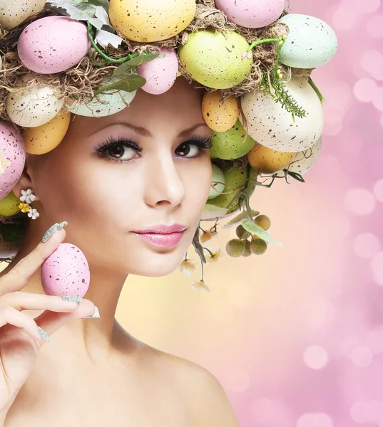 Velikonoční žena. jarní dívka s módní účes. — Stock fotografie