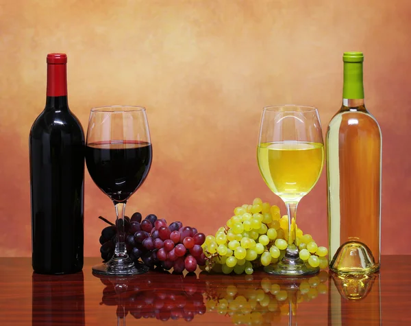 Bottles of Red and White Wine with Fresh Grapes. Glasses of Wine — Stock Photo, Image