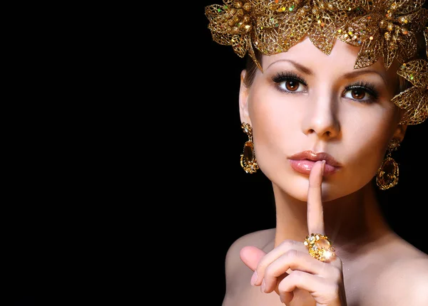 Fashion Girl con joyas de oro sobre fondo negro. Belleza y — Foto de Stock