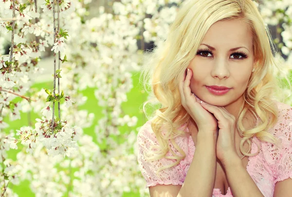 Blond tjej med körsbärsblommor. våren porträtt. vackra youn — Stockfoto