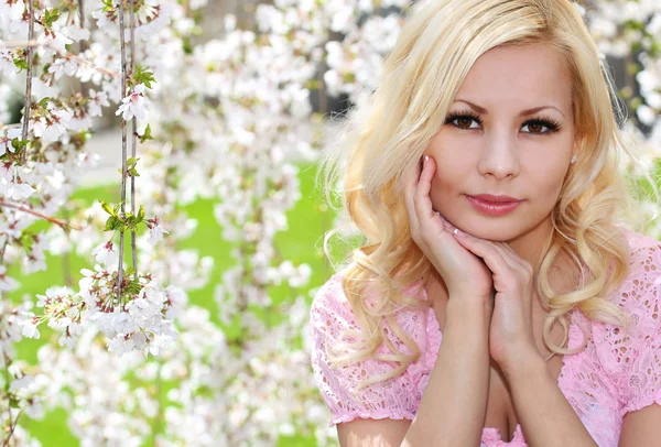 Blondes Mädchen mit Kirschblüte. Frühlingsporträt. schöne junge Frau — Stockfoto