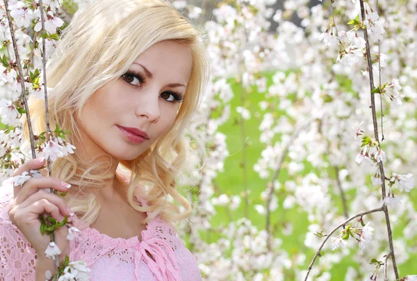 Blondes Mädchen mit Kirschblüte. Frühlingsporträt. schöne junge Frau — Stockfoto