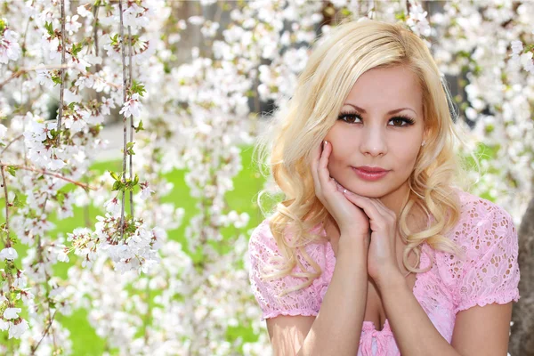 Blond tjej med körsbärsblommor. våren porträtt. vackra youn — Stockfoto