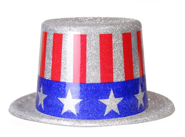 Патриотическая шляпа с американским флагом изолирована на белом. Дядя Сэм — стоковое фото