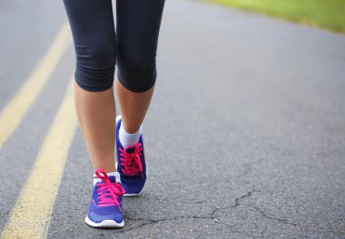 runner kadın ayakları yolda çalışan. jog
