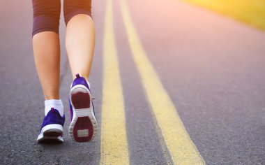 runner kadın ayakları yolda çalışan. jog